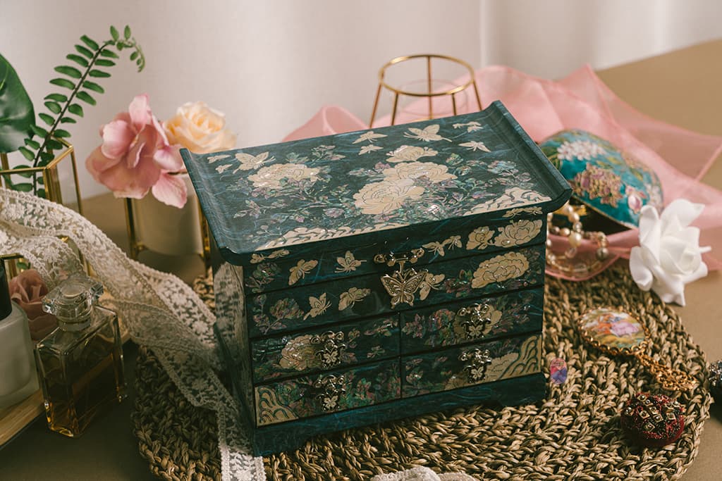 Authentic Korean souvenir jewelry and trinket boxes: perfect for any occasion!