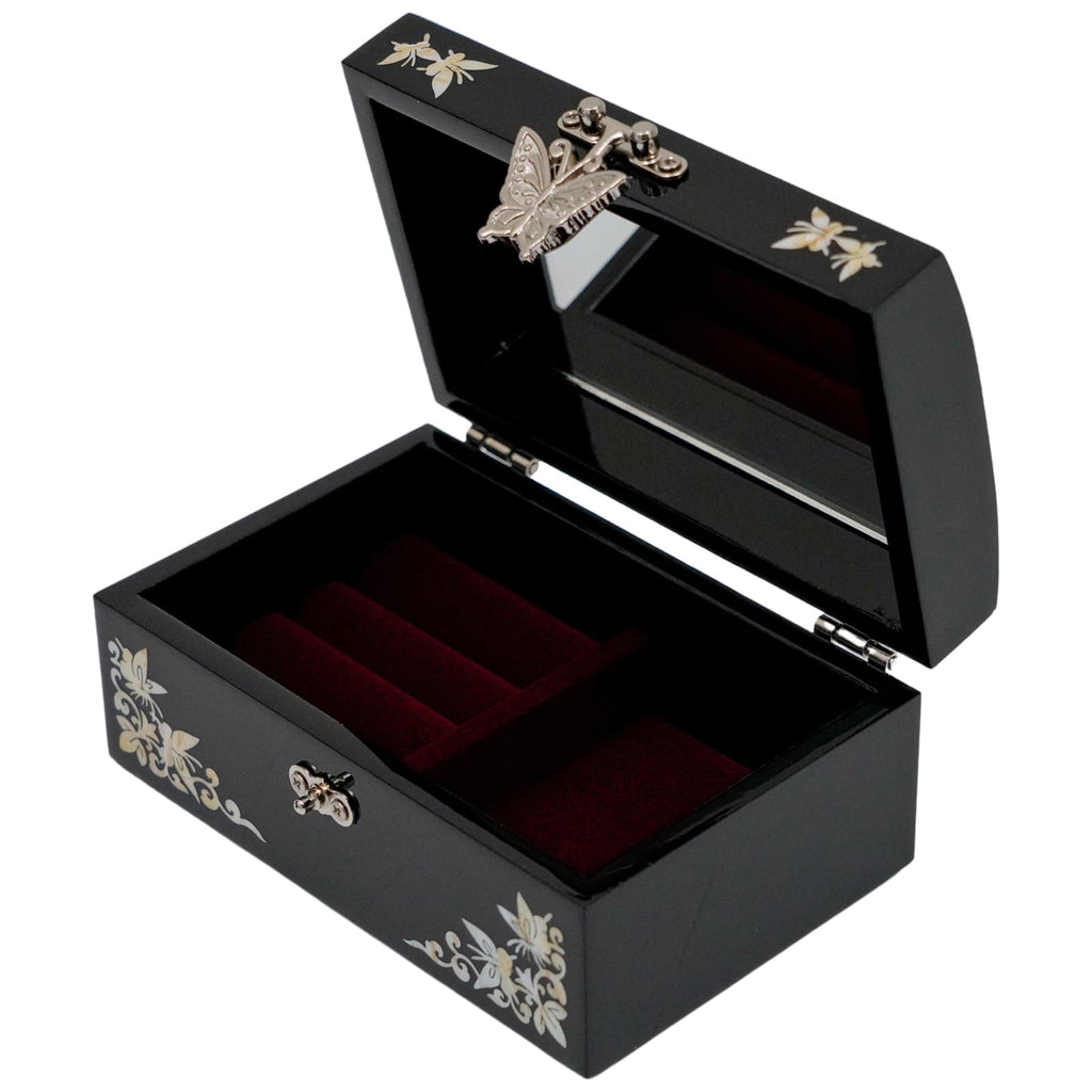 Inside the jewelry box, there is a soft felt, a space for six rings, and a necklace can be stored on the left.